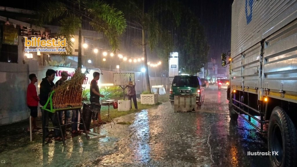 Usir Penat Arus Balik, Alunan Angklung Warga Lokal Hangatkan Suasana di Simpang Ajibarang