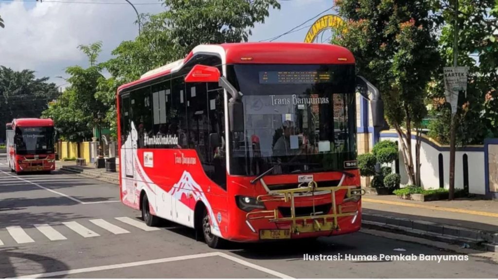Bus Trans Banyumas Sambut Kedatangan Pemudik di Sisi Barat Stasiun Purwokerto