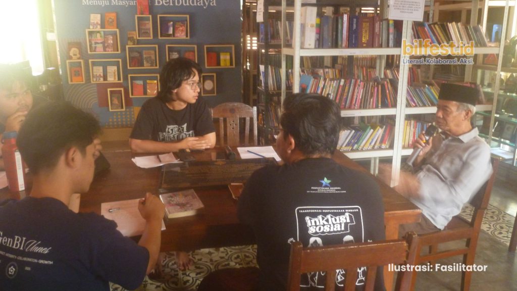 Mendalami Sastra, 10 Mahasiswa Terpilih Belajar Bersama Ahmad Tohari di Banyumas