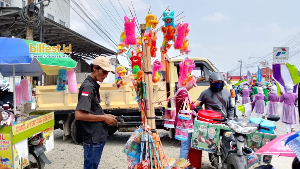 Pedagang Mainan Asal Cirebon Ramaikan Karnaval HUT ke-81 RI di Ajibarang