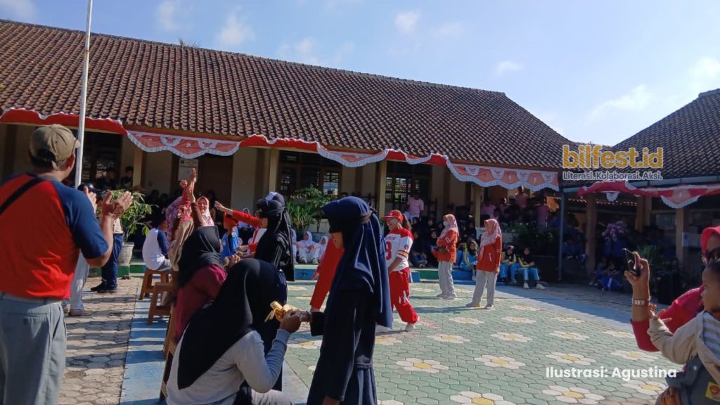 SMP N 4 Sumbang Peringati HUT Kemerdekaan ke-81 RI dengan Lomba Tradisional antar Siswa dan Orang Tua